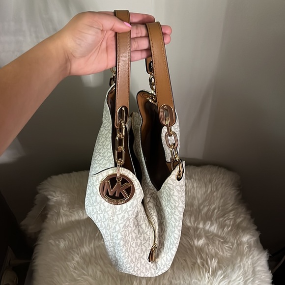 Michael Kors Fulton Vanilla Large Shoulder Tote - Picture 3 of 7